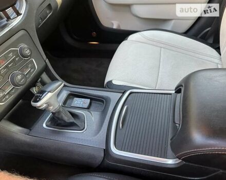 Белый Додж Чарджер, объемом двигателя 3.6 л и пробегом 95 тыс. км за 23000 $, фото 19 на Automoto.ua