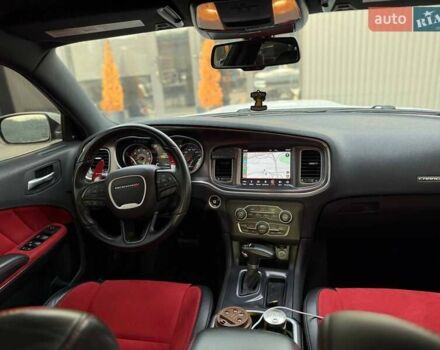 Белый Додж Чарджер, объемом двигателя 6.4 л и пробегом 83 тыс. км за 30900 $, фото 31 на Automoto.ua