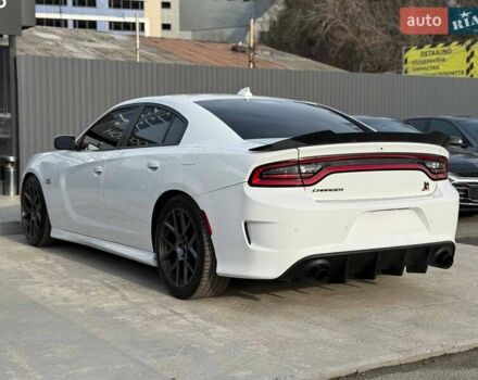 Белый Додж Чарджер, объемом двигателя 6.4 л и пробегом 83 тыс. км за 30900 $, фото 5 на Automoto.ua