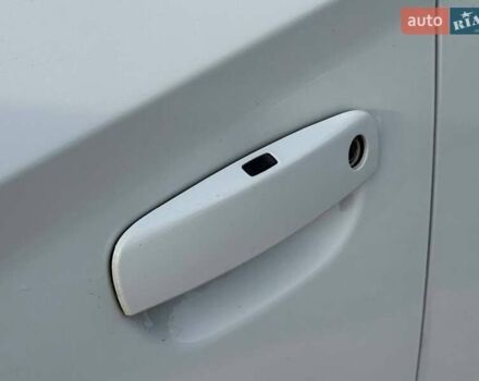 Белый Додж Чарджер, объемом двигателя 6.4 л и пробегом 83 тыс. км за 30900 $, фото 12 на Automoto.ua