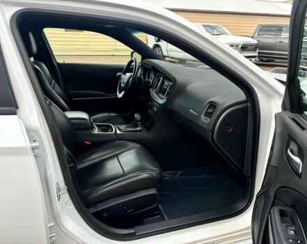 Белый Додж Чарджер, объемом двигателя 3.6 л и пробегом 35 тыс. км за 14000 $, фото 12 на Automoto.ua