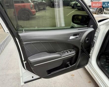 Белый Додж Чарджер, объемом двигателя 5.65 л и пробегом 71 тыс. км за 29900 $, фото 33 на Automoto.ua