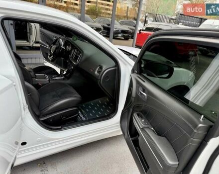 Белый Додж Чарджер, объемом двигателя 5.65 л и пробегом 71 тыс. км за 29900 $, фото 43 на Automoto.ua