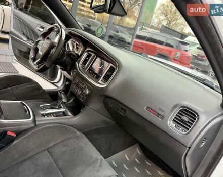 Белый Додж Чарджер, объемом двигателя 5.65 л и пробегом 71 тыс. км за 29900 $, фото 46 на Automoto.ua