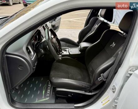 Белый Додж Чарджер, объемом двигателя 5.65 л и пробегом 71 тыс. км за 29900 $, фото 29 на Automoto.ua