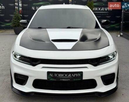 Белый Додж Чарджер, объемом двигателя 5.65 л и пробегом 71 тыс. км за 29900 $, фото 1 на Automoto.ua