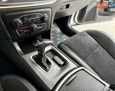 Белый Додж Чарджер, объемом двигателя 5.65 л и пробегом 71 тыс. км за 29900 $, фото 37 на Automoto.ua