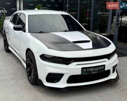 Белый Додж Чарджер, объемом двигателя 5.65 л и пробегом 71 тыс. км за 29900 $, фото 2 на Automoto.ua
