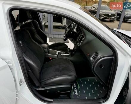 Белый Додж Чарджер, объемом двигателя 5.65 л и пробегом 71 тыс. км за 29900 $, фото 44 на Automoto.ua