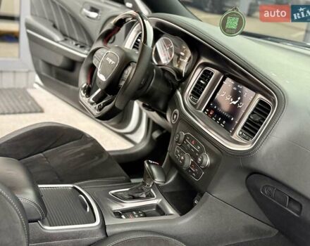 Белый Додж Чарджер, объемом двигателя 5.65 л и пробегом 71 тыс. км за 29900 $, фото 47 на Automoto.ua