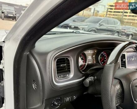 Белый Додж Чарджер, объемом двигателя 5.65 л и пробегом 71 тыс. км за 29900 $, фото 34 на Automoto.ua