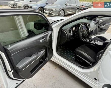 Белый Додж Чарджер, объемом двигателя 5.65 л и пробегом 71 тыс. км за 29900 $, фото 28 на Automoto.ua