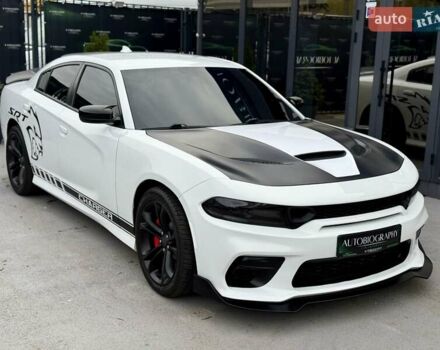 Белый Додж Чарджер, объемом двигателя 5.65 л и пробегом 71 тыс. км за 29900 $, фото 3 на Automoto.ua