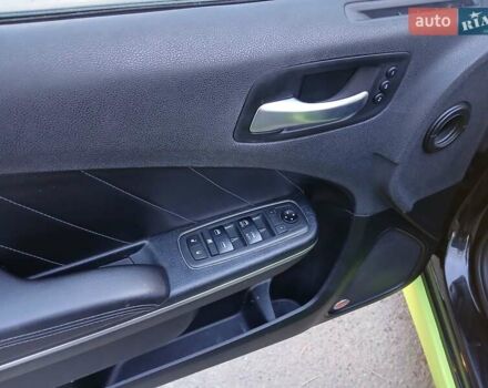 Черный Додж Чарджер, объемом двигателя 6.41 л и пробегом 80 тыс. км за 33000 $, фото 7 на Automoto.ua