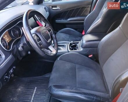 Черный Додж Чарджер, объемом двигателя 6.41 л и пробегом 80 тыс. км за 33000 $, фото 5 на Automoto.ua