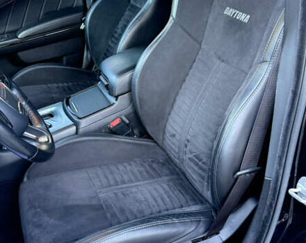 Черный Додж Чарджер, объемом двигателя 5.7 л и пробегом 60 тыс. км за 29999 $, фото 6 на Automoto.ua