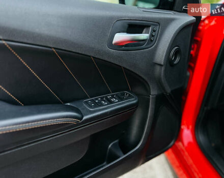 Красный Додж Чарджер, объемом двигателя 6.4 л и пробегом 76 тыс. км за 34900 $, фото 19 на Automoto.ua