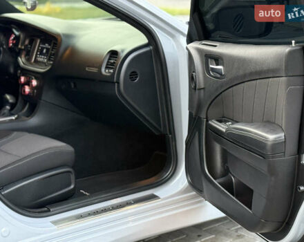 Серый Додж Чарджер, объемом двигателя 3.6 л и пробегом 65 тыс. км за 23900 $, фото 28 на Automoto.ua