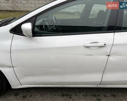 Белый Додж Дарт, объемом двигателя 2 л и пробегом 253 тыс. км за 4900 $, фото 5 на Automoto.ua