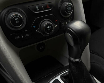 Белый Додж Дарт, объемом двигателя 2 л и пробегом 198 тыс. км за 8100 $, фото 13 на Automoto.ua