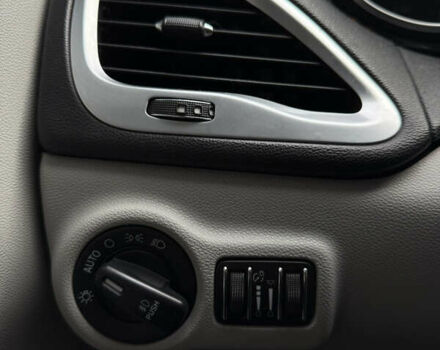 Белый Додж Дарт, объемом двигателя 2 л и пробегом 198 тыс. км за 8100 $, фото 14 на Automoto.ua