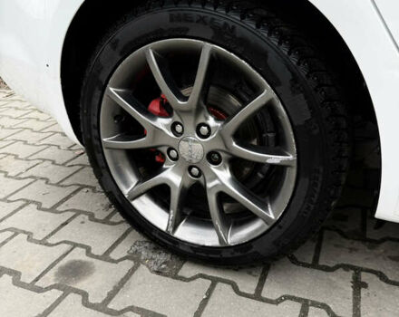 Белый Додж Дарт, объемом двигателя 2 л и пробегом 198 тыс. км за 8100 $, фото 7 на Automoto.ua