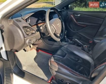 Белый Додж Дарт, объемом двигателя 2.36 л и пробегом 230 тыс. км за 9999 $, фото 10 на Automoto.ua