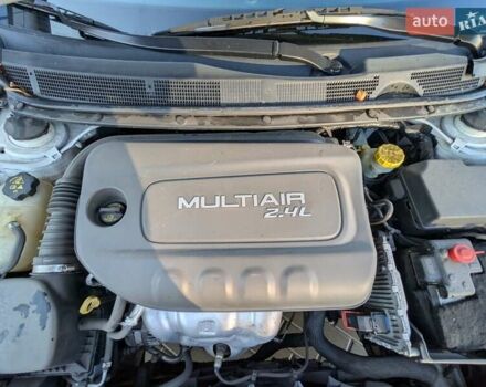 Белый Додж Дарт, объемом двигателя 2.4 л и пробегом 271 тыс. км за 8500 $, фото 8 на Automoto.ua