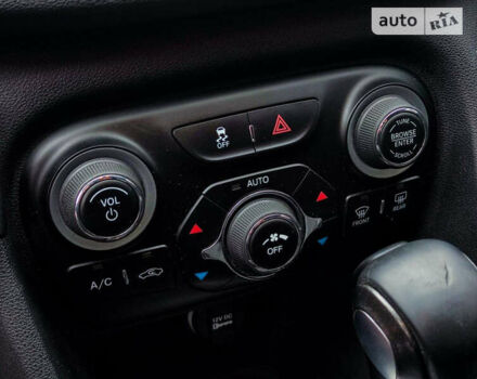 Додж Дарт 2014 в Кривом Роге на Automoto.ua Красный Додж Дарт, объемом двигателя 2.36 л и пробегом 130 тыс. км за 9500 $, фото 30 на Automoto.ua