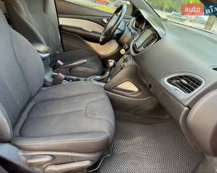 Красный Додж Дарт, объемом двигателя 2.36 л и пробегом 140 тыс. км за 7500 $, фото 13 на Automoto.ua