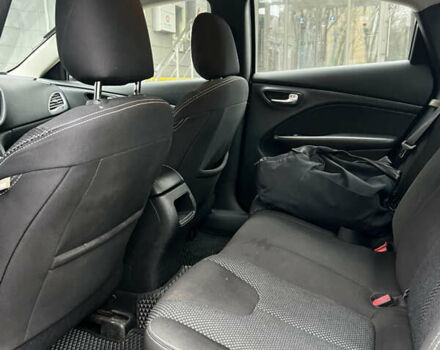 Серый Додж Дарт, объемом двигателя 2.36 л и пробегом 182 тыс. км за 7700 $, фото 11 на Automoto.ua