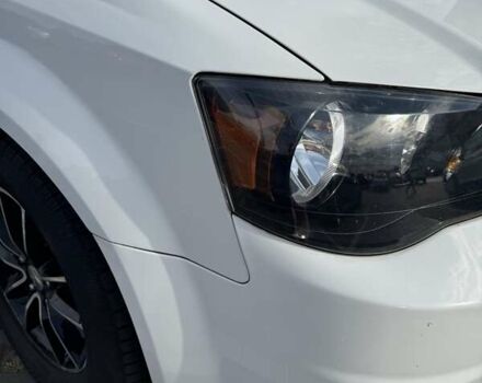 Белый Додж Гранд Караван, объемом двигателя 3.6 л и пробегом 123 тыс. км за 12500 $, фото 3 на Automoto.ua