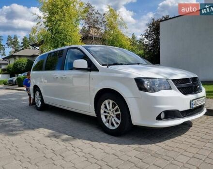 Белый Додж Гранд Караван, объемом двигателя 3.6 л и пробегом 200 тыс. км за 16000 $, фото 1 на Automoto.ua