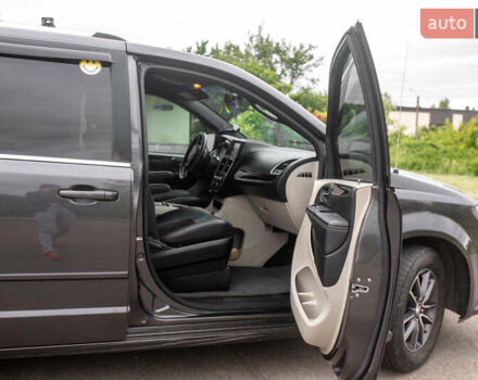 Серый Додж Гранд Караван, объемом двигателя 3.6 л и пробегом 345 тыс. км за 13300 $, фото 21 на Automoto.ua