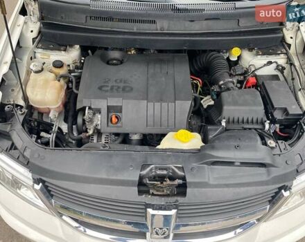 Белый Додж Джорни, объемом двигателя 2 л и пробегом 248 тыс. км за 8300 $, фото 5 на Automoto.ua