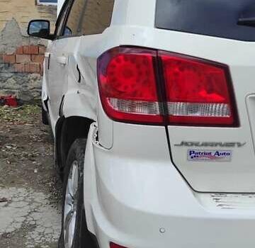 Белый Додж Джорни, объемом двигателя 2.36 л и пробегом 168 тыс. км за 3200 $, фото 2 на Automoto.ua