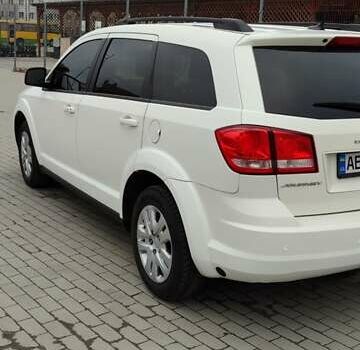 Белый Додж Джорни, объемом двигателя 2.36 л и пробегом 204 тыс. км за 10000 $, фото 1 на Automoto.ua