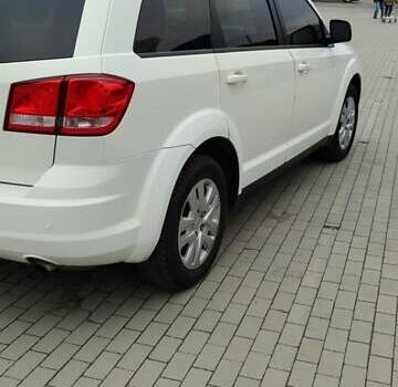 Белый Додж Джорни, объемом двигателя 2.36 л и пробегом 204 тыс. км за 10000 $, фото 2 на Automoto.ua