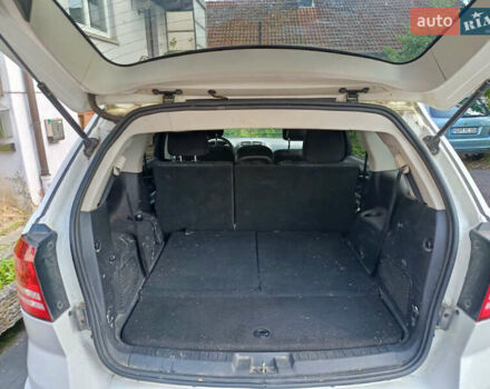 Белый Додж Джорни, объемом двигателя 2.36 л и пробегом 105 тыс. км за 11000 $, фото 6 на Automoto.ua