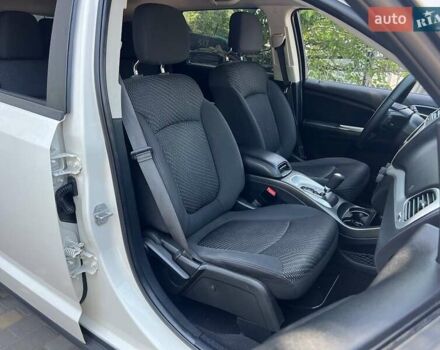 Белый Додж Джорни, объемом двигателя 2.36 л и пробегом 152 тыс. км за 12499 $, фото 6 на Automoto.ua