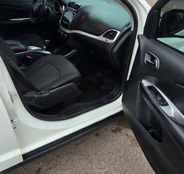 Белый Додж Джорни, объемом двигателя 2.4 л и пробегом 198 тыс. км за 12400 $, фото 6 на Automoto.ua