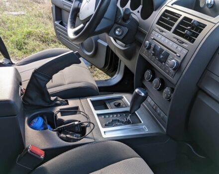 Черный Додж Нитро, объемом двигателя 3.7 л и пробегом 68 тыс. км за 12200 $, фото 2 на Automoto.ua