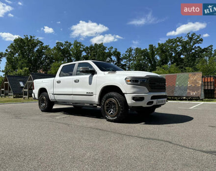 Белый Додж РАМ, объемом двигателя 5.7 л и пробегом 64 тыс. км за 56000 $, фото 1 на Automoto.ua