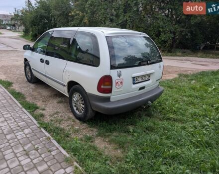 Белый Додж Рам Ван, объемом двигателя 2.5 л и пробегом 457 тыс. км за 3800 $, фото 1 на Automoto.ua