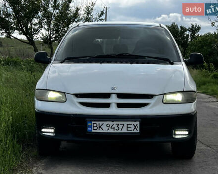 Белый Додж Рам Ван, объемом двигателя 2.5 л и пробегом 450 тыс. км за 2999 $, фото 1 на Automoto.ua