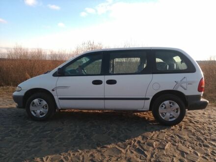 Белый Додж Рам Ван, объемом двигателя 2.5 л и пробегом 407 тыс. км за 3100 $, фото 1 на Automoto.ua