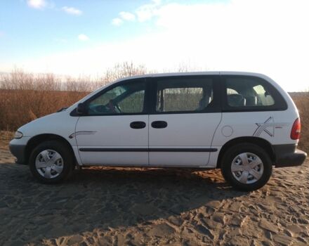 Белый Додж Рам Ван, объемом двигателя 2.5 л и пробегом 407 тыс. км за 3100 $, фото 1 на Automoto.ua