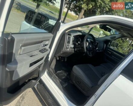 Белый Додж RAM 1500, объемом двигателя 5.7 л и пробегом 113 тыс. км за 28000 $, фото 11 на Automoto.ua
