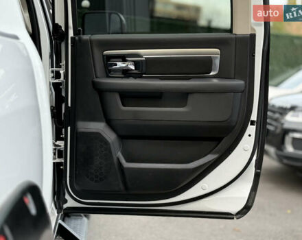 Белый Додж RAM 1500, объемом двигателя 5.66 л и пробегом 150 тыс. км за 40000 $, фото 5 на Automoto.ua