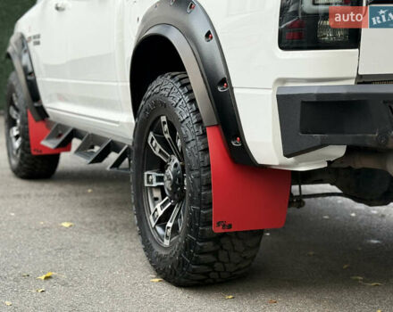 Белый Додж RAM 1500, объемом двигателя 5.66 л и пробегом 150 тыс. км за 40000 $, фото 13 на Automoto.ua